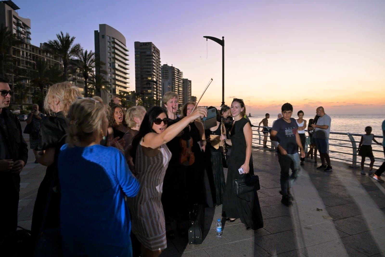 الأوركسترا الفلهارمونية تعزف سمفونية الغروب على كورنيش بيروت (صور)